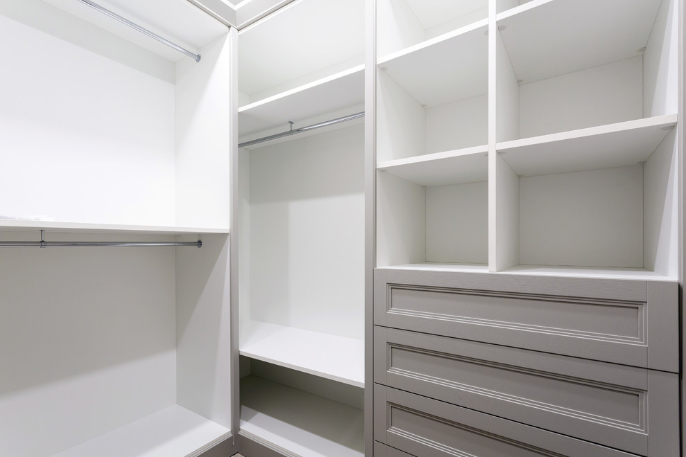 Idéer för ett litet modernt walk-in-closet för könsneutrala, med öppna hyllor och grå skåp