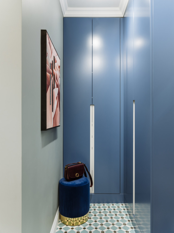 На фото: гардеробная унисекс в современном стиле с плоскими фасадами и синими фасадами с