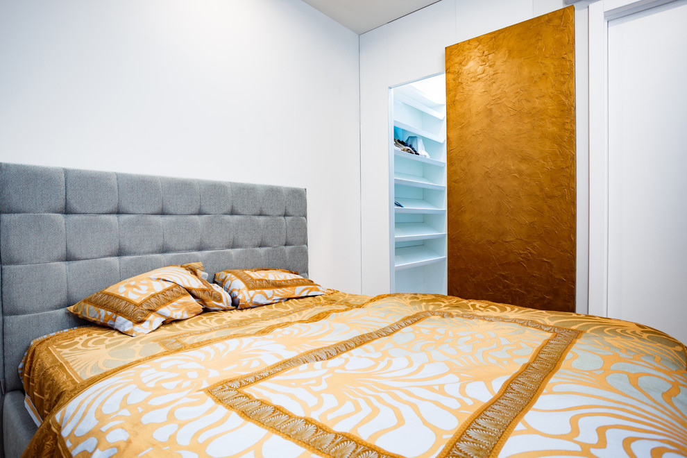 Свежая идея для дизайна: спальня среднего размера в современном стиле с паркетным полом среднего тона и белым полом - отличное фото интерьера