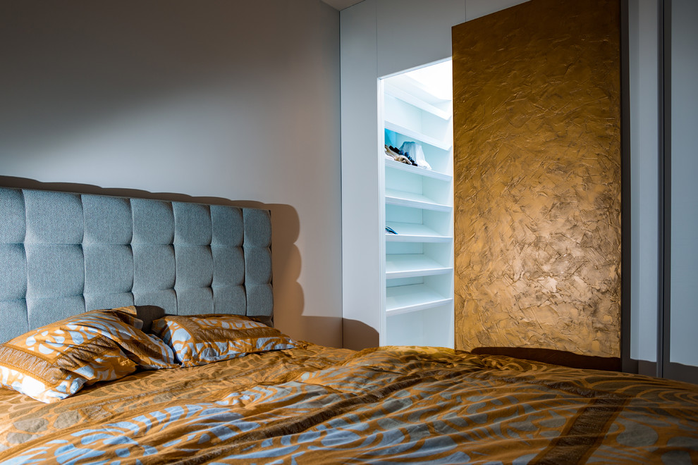 Стильный дизайн: спальня среднего размера в современном стиле с паркетным полом среднего тона и белым полом - последний тренд