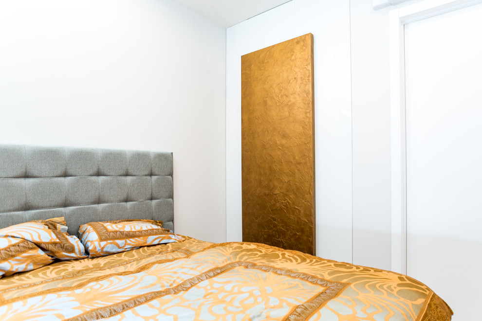 Mittelgroßes Modernes Schlafzimmer mit braunem Holzboden und weißem Boden in Moskau