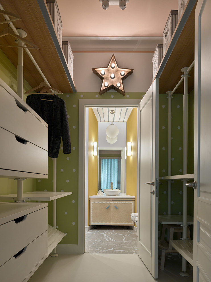 Ejemplo de armario vestidor unisex contemporáneo pequeño con puertas de armario blancas, suelo de cemento, suelo blanco y armarios con paneles lisos