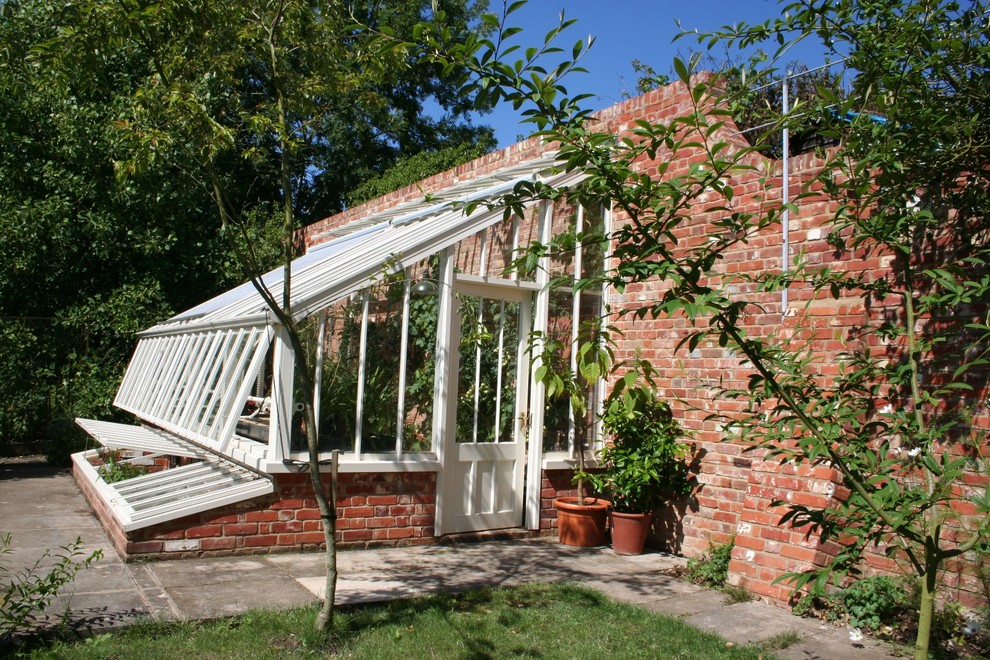 Inspiration för mellanstora klassiska tillbyggda garager och förråd, med växthus