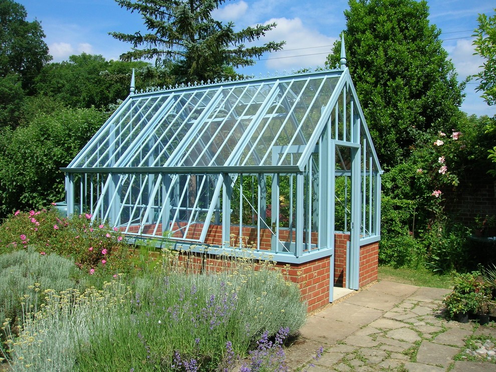Klassisk inredning av en fristående garage och förråd, med växthus