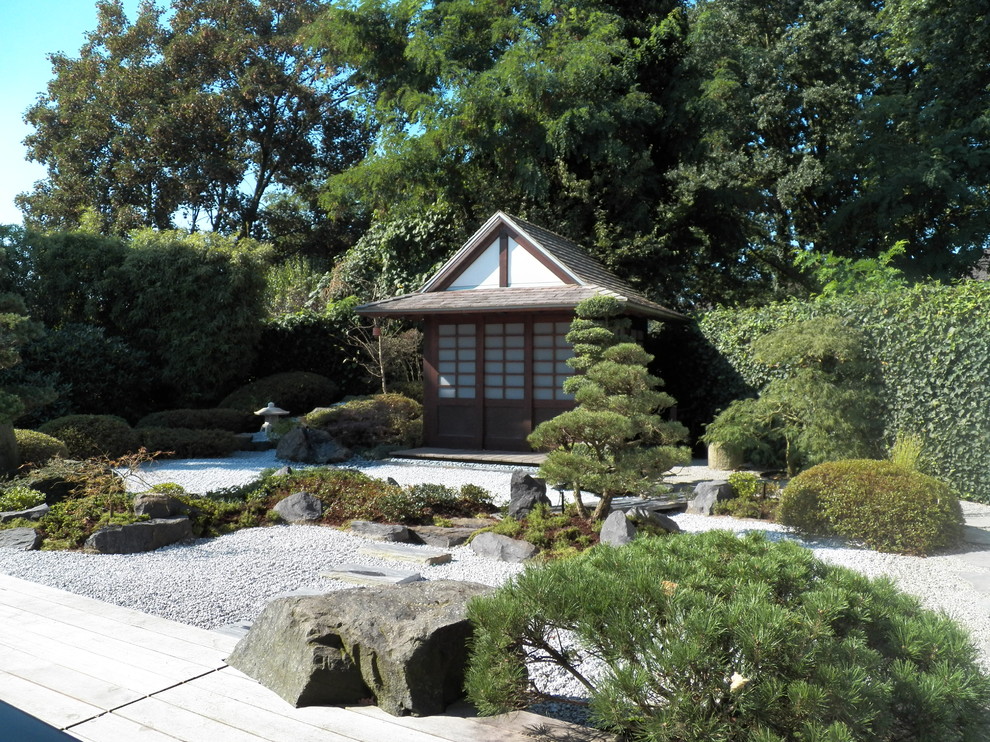 На фото: маленький отдельно стоящий сарай на участке в восточном стиле для на участке и в саду с
