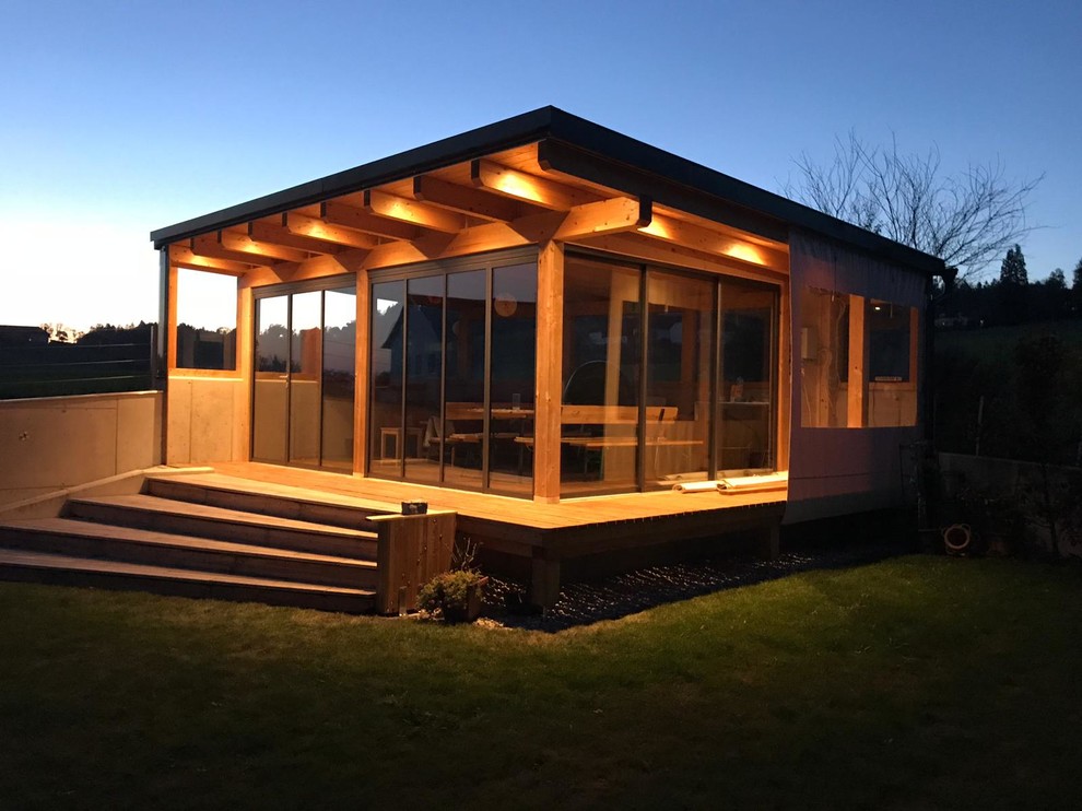 Modernes Gartenhaus mit SchiebeDrehVerglasungen und Schiebetüren