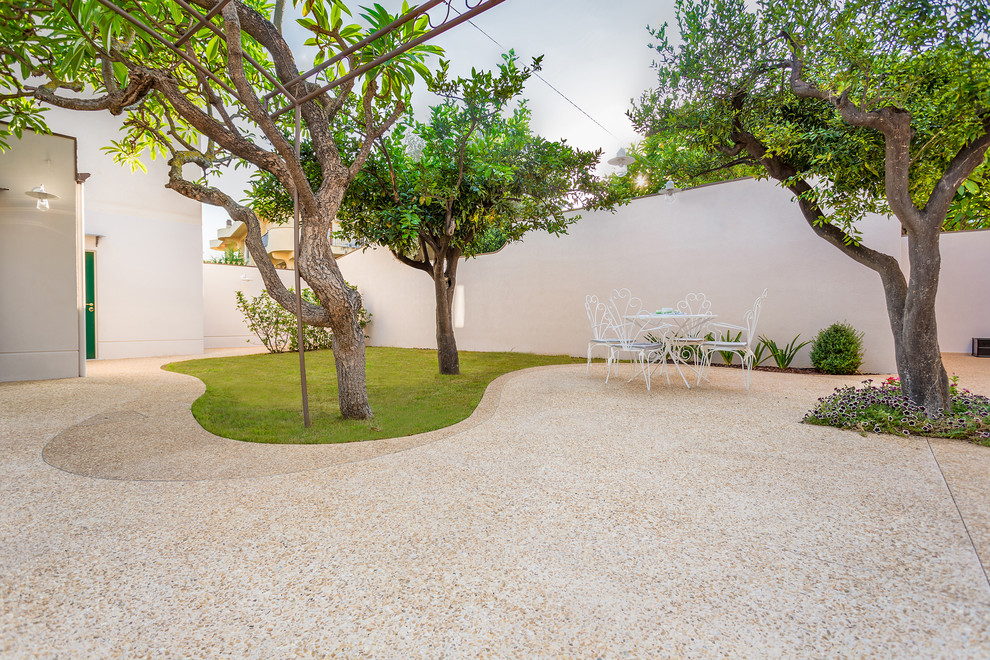 Imagen de jardín mediterráneo pequeño en verano en patio con exposición total al sol y adoquines de piedra natural