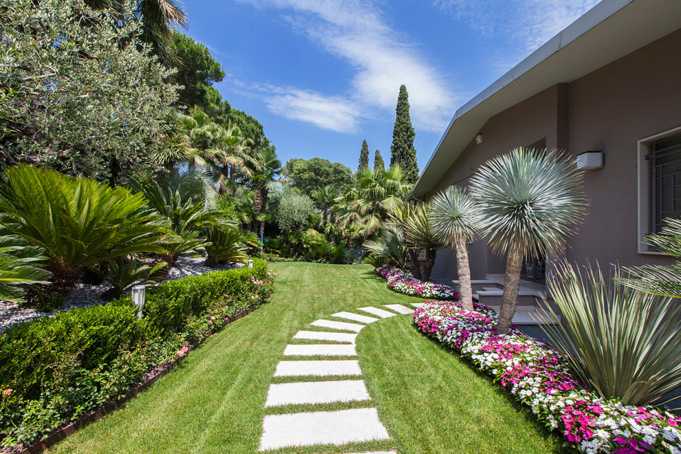Exemple d'un aménagement d'entrée ou allée de jardin arrière tendance de taille moyenne avec des pavés en béton.