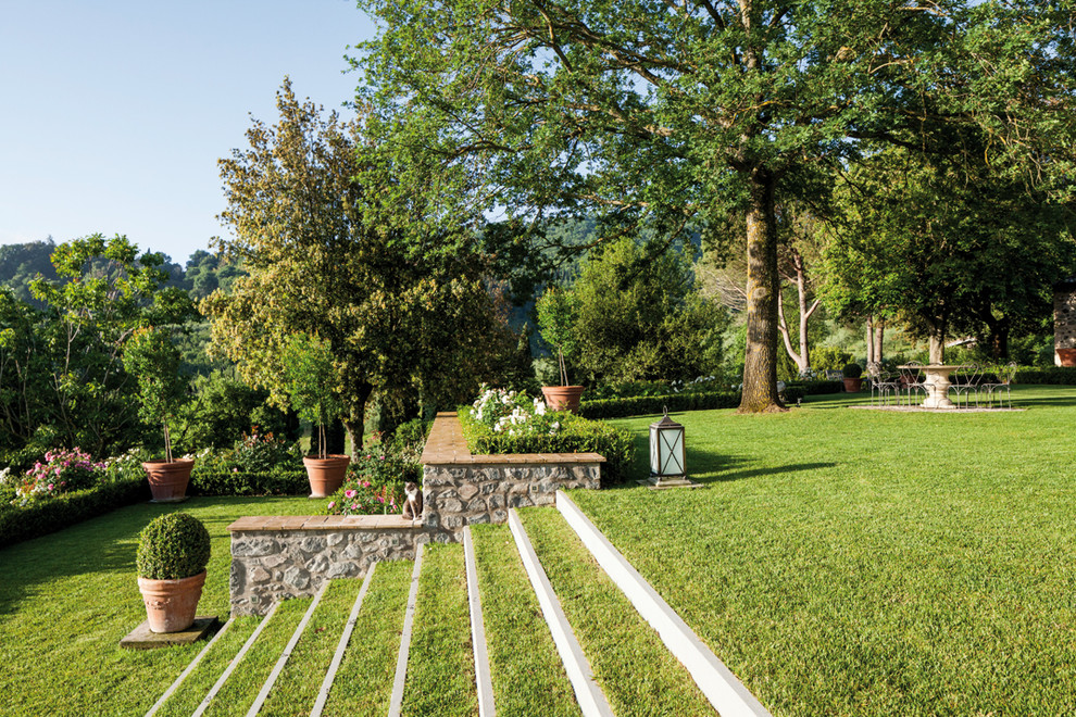 Источник вдохновения для домашнего уюта: огромный регулярный сад на переднем дворе в классическом стиле с покрытием из каменной брусчатки
