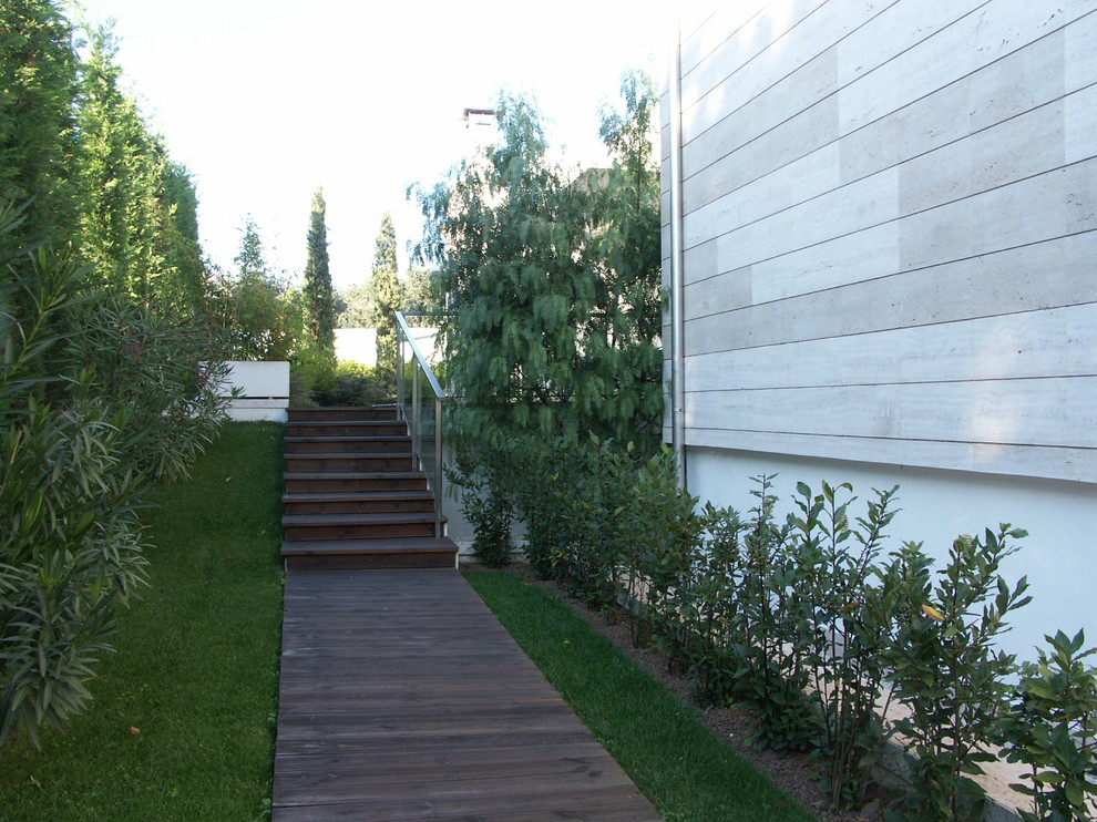 На фото: большой участок и сад в современном стиле