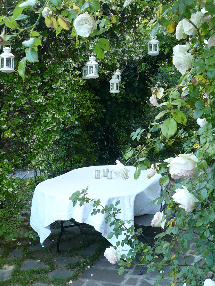 Пример оригинального дизайна: участок и сад в стиле шебби-шик