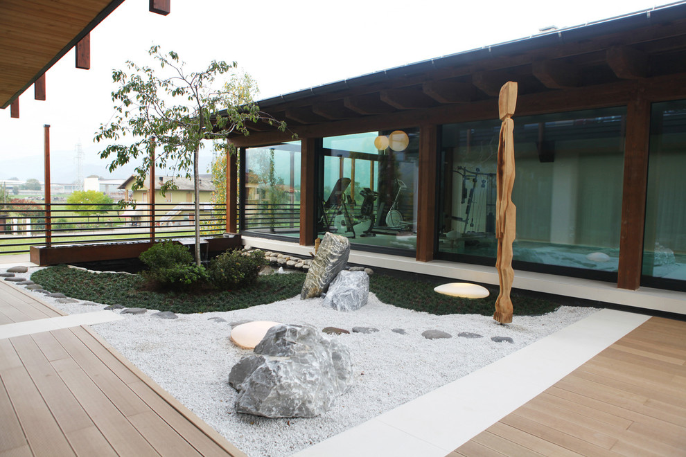 Idées déco pour un jardin asiatique avec une terrasse en bois.
