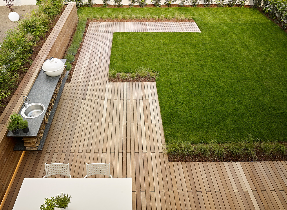 Cette photo montre un jardin avant tendance avec un foyer extérieur et une terrasse en bois.