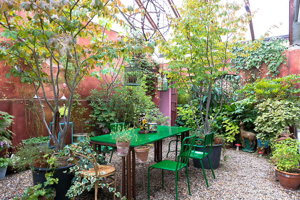 На фото: маленький участок и сад на внутреннем дворе в стиле фьюжн с растениями в контейнерах и покрытием из гравия для на участке и в саду