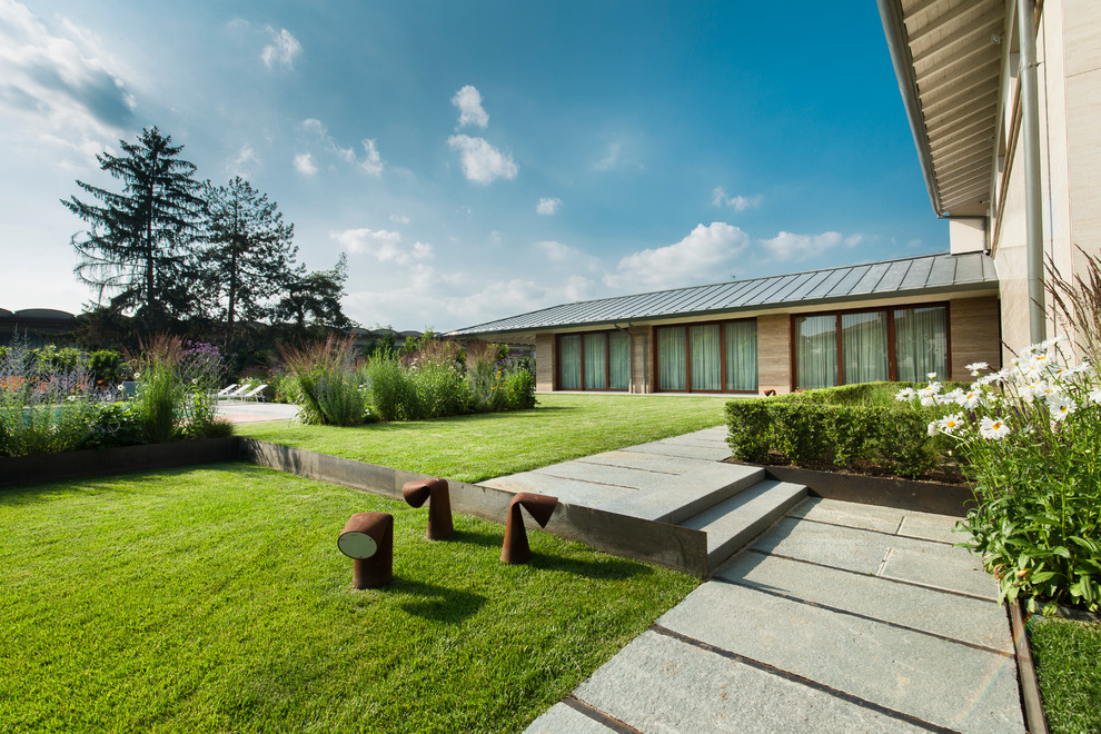 Foto di un grande giardino formale minimal nel cortile laterale con pavimentazioni in pietra naturale