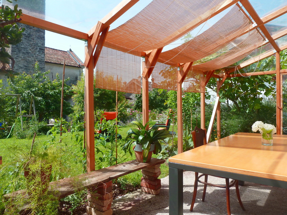 Imagen de jardín mediterráneo de tamaño medio en patio delantero con huerto y adoquines de hormigón