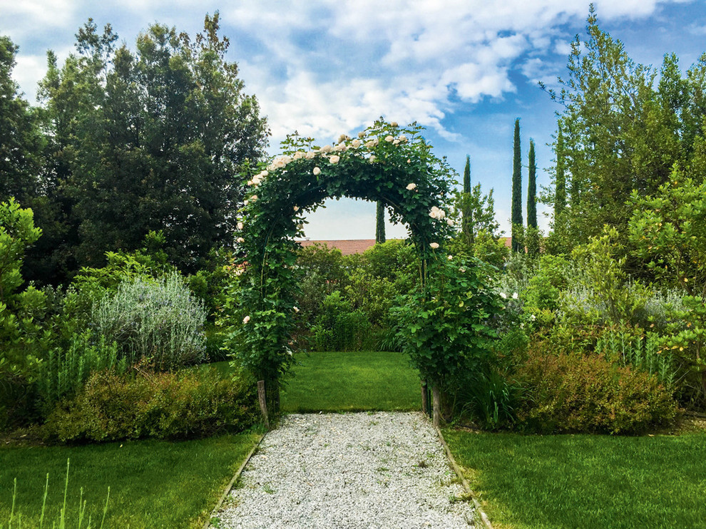 Diseño de jardín mediterráneo grande en primavera con jardín francés, jardín vertical, exposición parcial al sol y gravilla