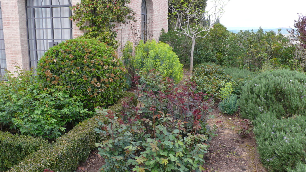 Cette photo montre un très grand jardin à la française chic avec une exposition ensoleillée.