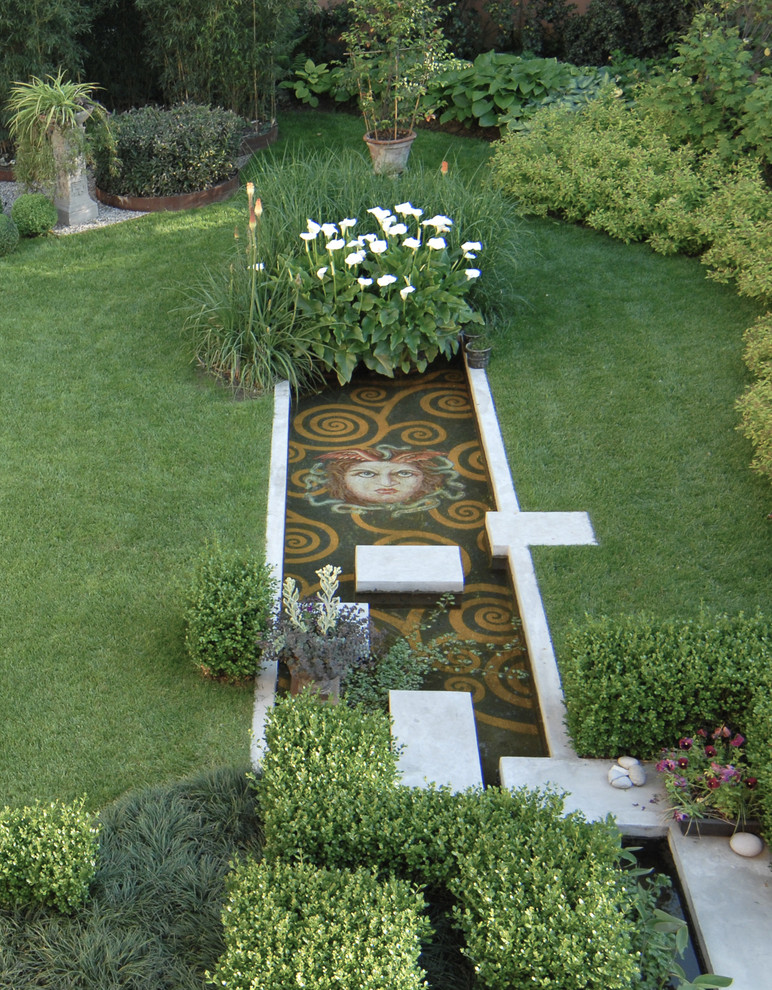 Idee per un piccolo giardino minimal esposto a mezz'ombra davanti casa in primavera con fontane e pavimentazioni in pietra naturale