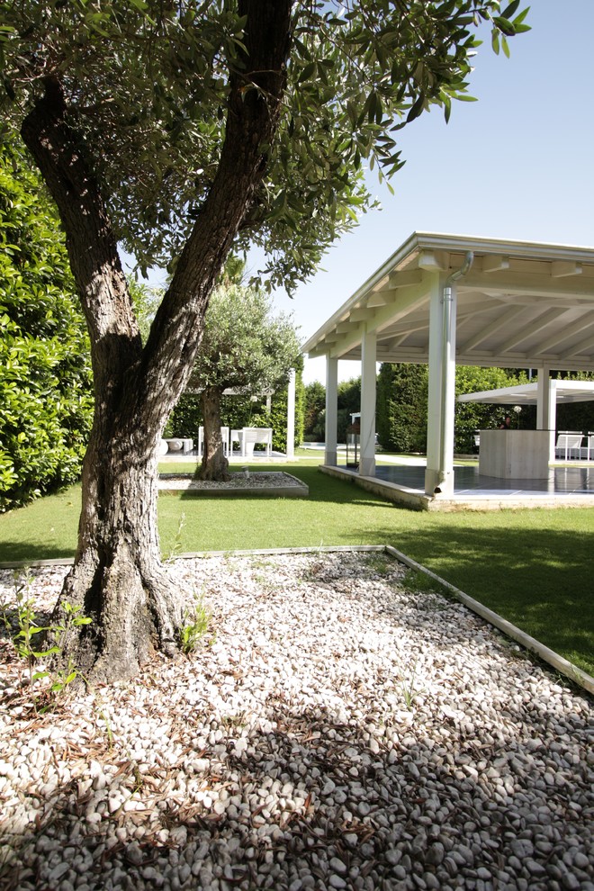 Ejemplo de jardín contemporáneo en verano con jardín francés