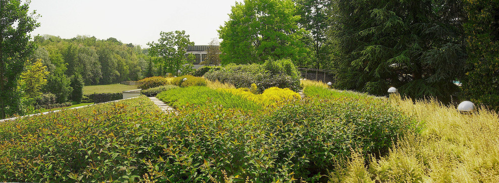 Inspiration for a contemporary landscaping in Milan.