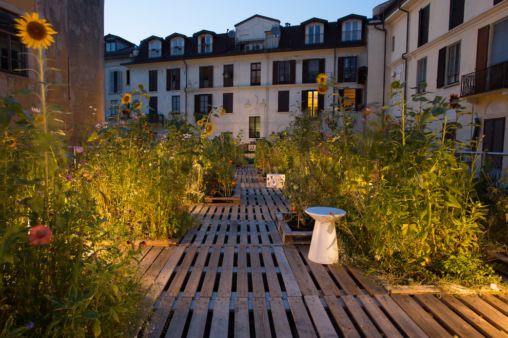 Idee per un orto in giardino minimal di medie dimensioni e sul tetto con pedane