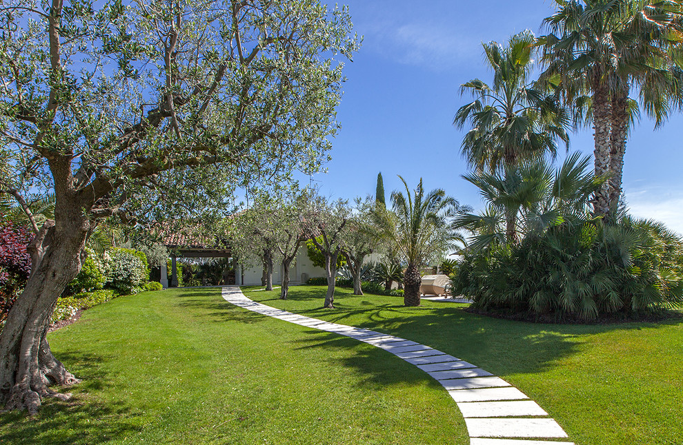 Ispirazione per un grande giardino formale mediterraneo davanti casa in estate con un ingresso o sentiero