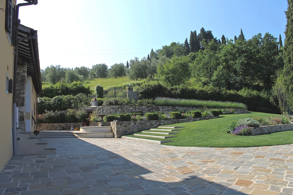 Стильный дизайн: большой солнечный, летний участок и сад на переднем дворе в стиле кантри с хорошей освещенностью и покрытием из каменной брусчатки - последний тренд