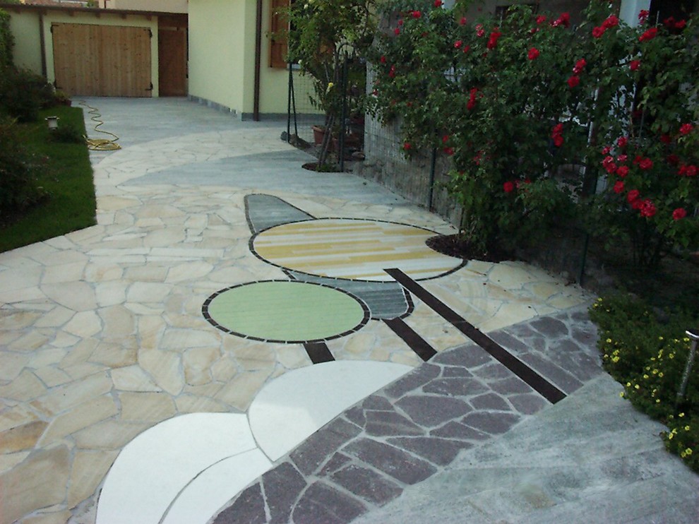 Foto di un giardino bohémian in cortile con pavimentazioni in pietra naturale