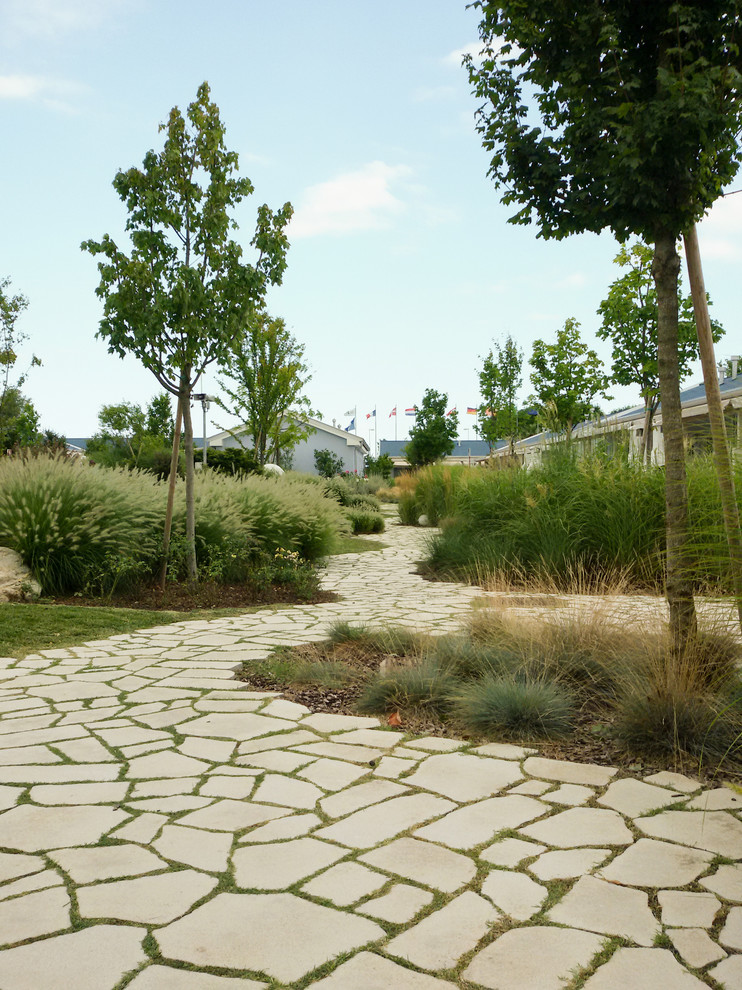 Ispirazione per un grande giardino xeriscape mediterraneo esposto in pieno sole in estate con pavimentazioni in pietra naturale