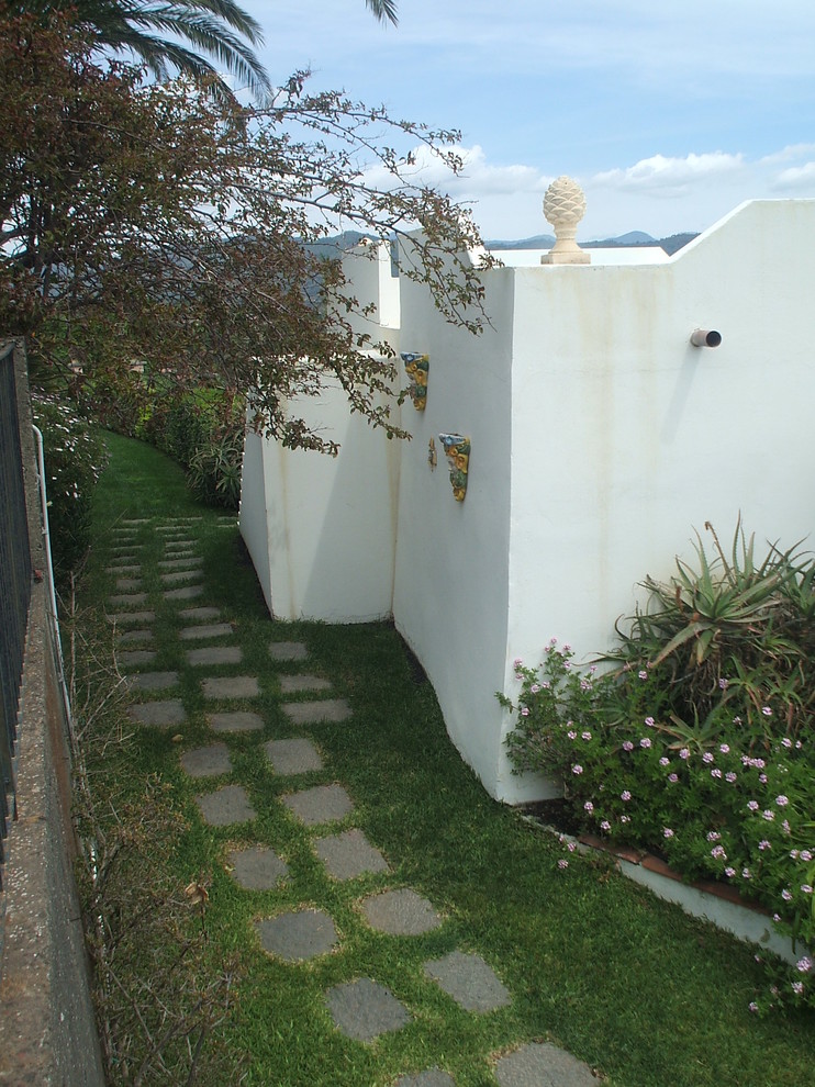 Idee per un giardino mediterraneo esposto in pieno sole nel cortile laterale con pavimentazioni in pietra naturale