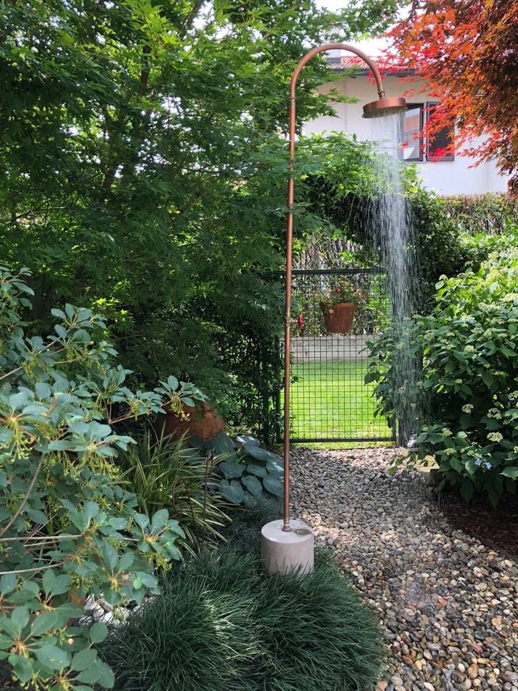 Пример оригинального дизайна: маленький тенистый, весенний участок и сад на заднем дворе в стиле лофт с садовой дорожкой или калиткой и покрытием из гравия для на участке и в саду