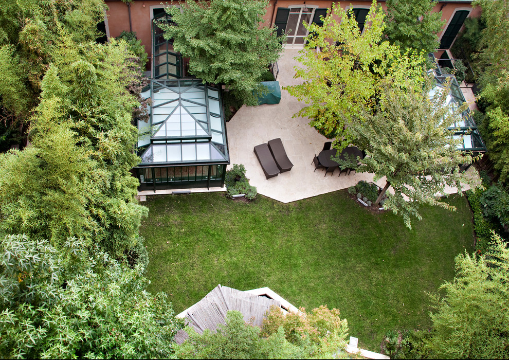Idee per un giardino design esposto a mezz'ombra dietro casa in primavera con pavimentazioni in pietra naturale