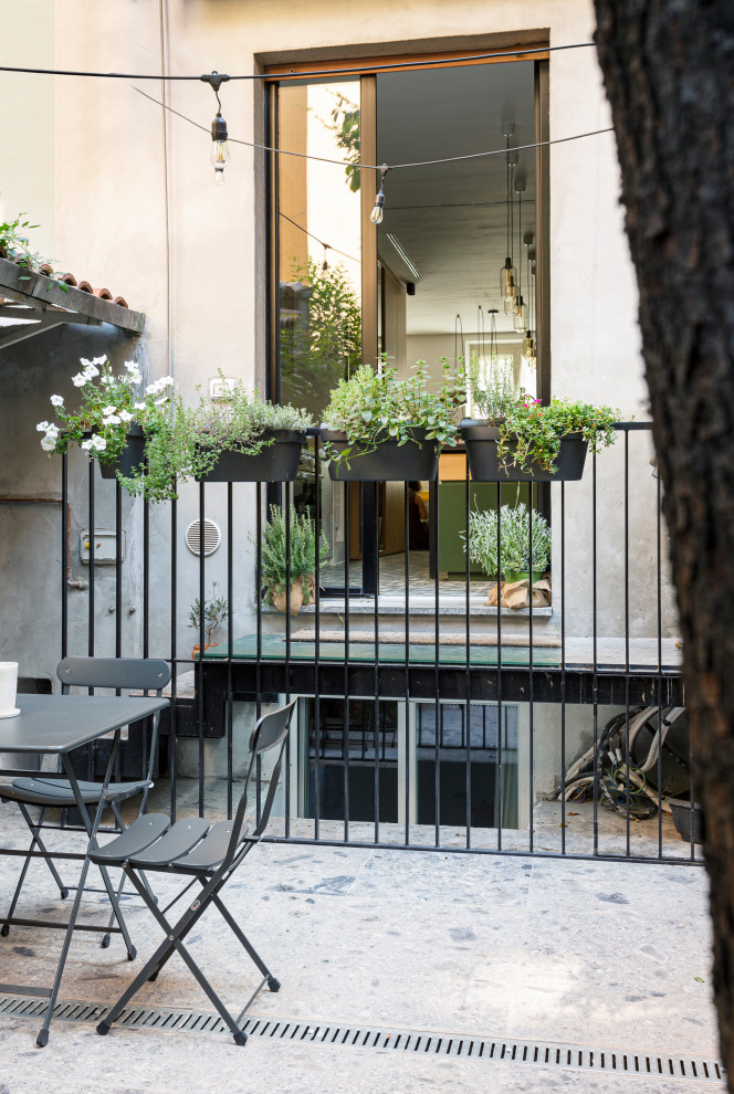 Kleiner Moderner Garten mit Sichtschutz und Natursteinplatten in Mailand