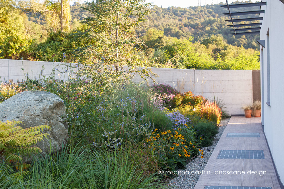 Immagine di un giardino minimalista esposto in pieno sole di medie dimensioni in autunno con pavimentazioni in pietra naturale