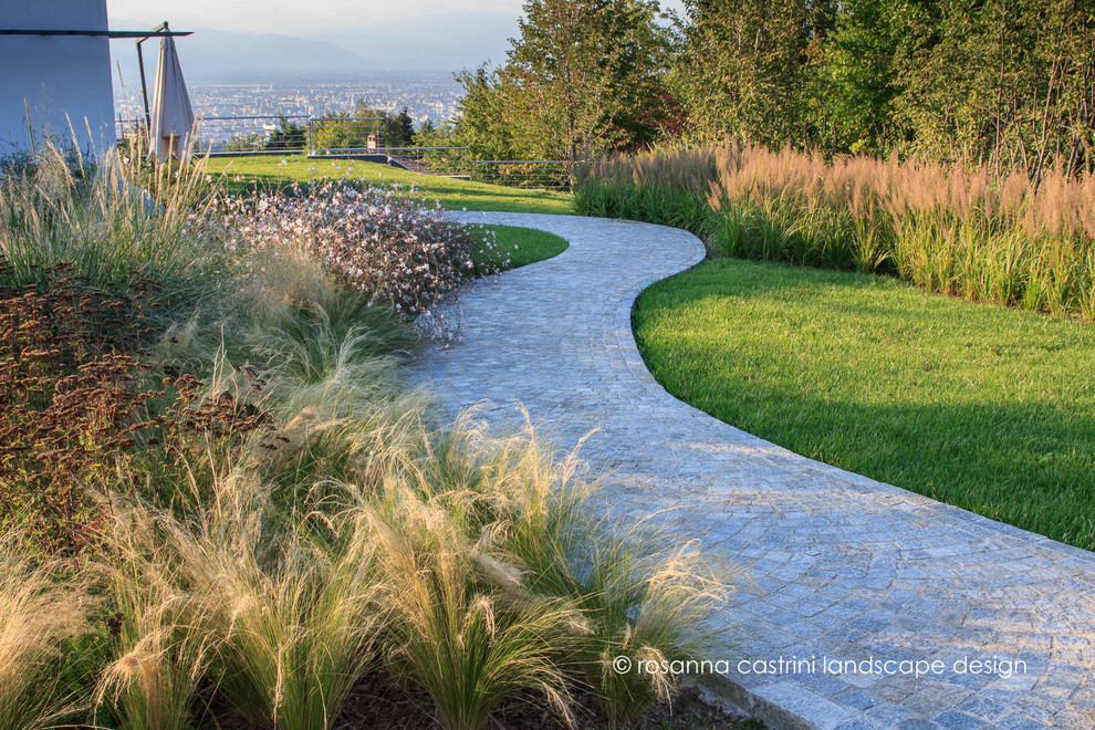 Immagine di un giardino minimalista esposto in pieno sole di medie dimensioni in autunno con pavimentazioni in pietra naturale