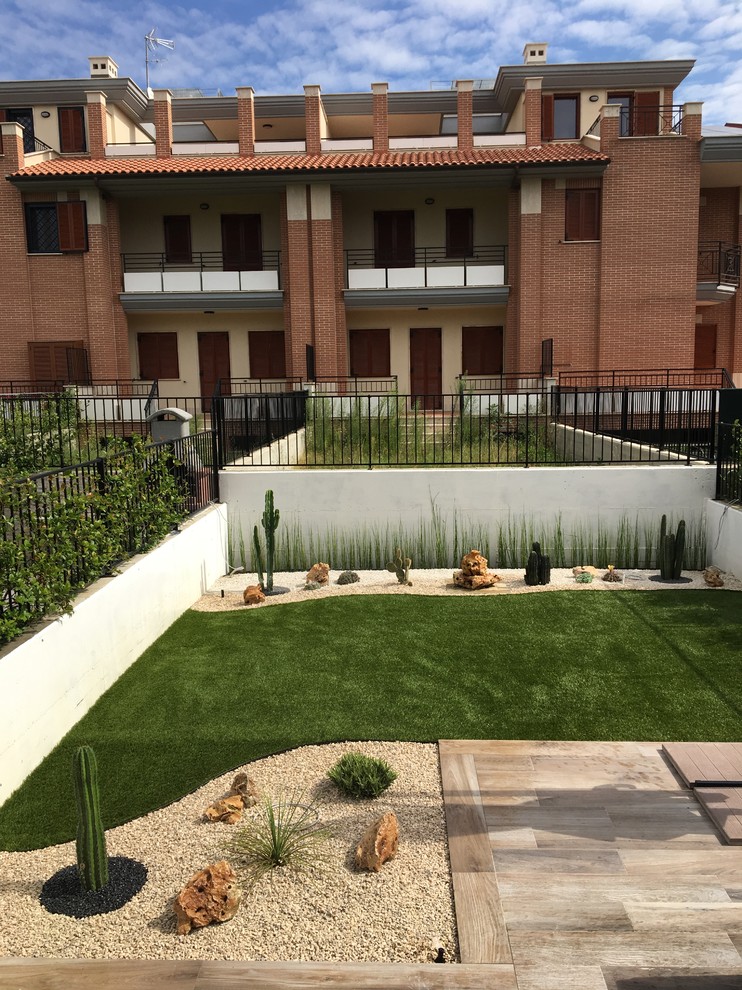 Стильный дизайн: солнечный засухоустойчивый сад среднего размера на переднем дворе в современном стиле с хорошей освещенностью - последний тренд