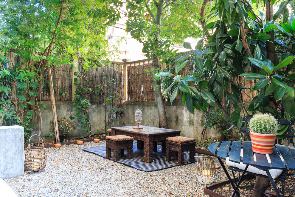 Идея дизайна: засухоустойчивый сад среднего размера на заднем дворе в восточном стиле с подпорной стенкой, полуденной тенью и покрытием из гравия