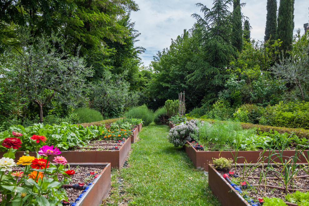 Geometrischer Landhausstil Garten hinter dem Haus mit Kübelpflanzen in Sonstige