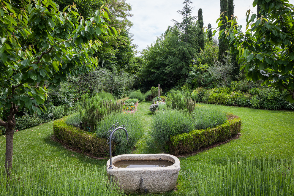 Esempio di un giardino country