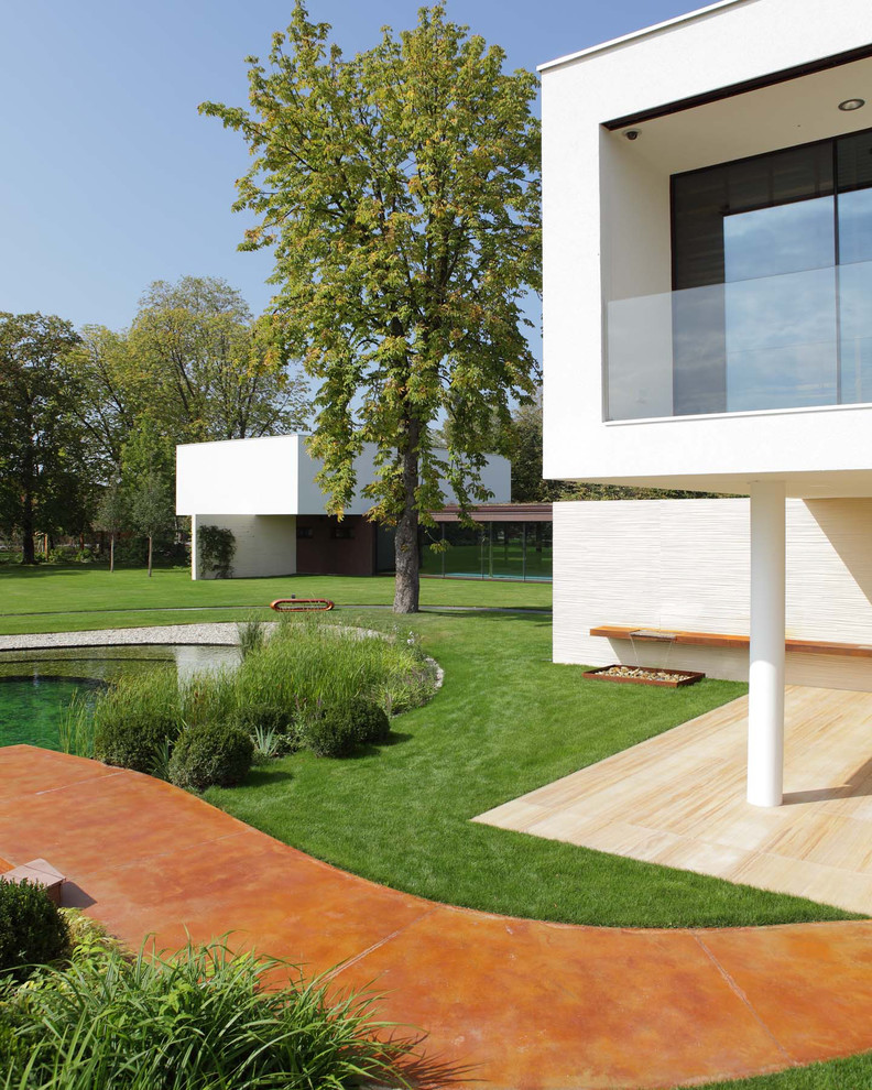 Пример оригинального дизайна: участок и сад в современном стиле с мощением тротуарной плиткой