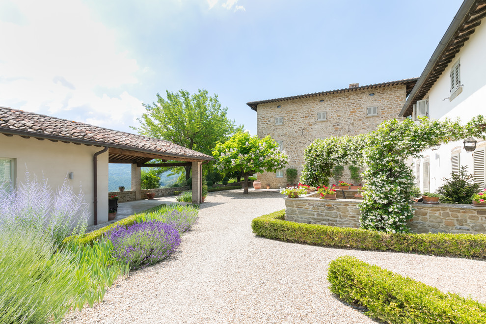 Immagine di un giardino formale stile rurale esposto in pieno sole di medie dimensioni e davanti casa in estate con ghiaia