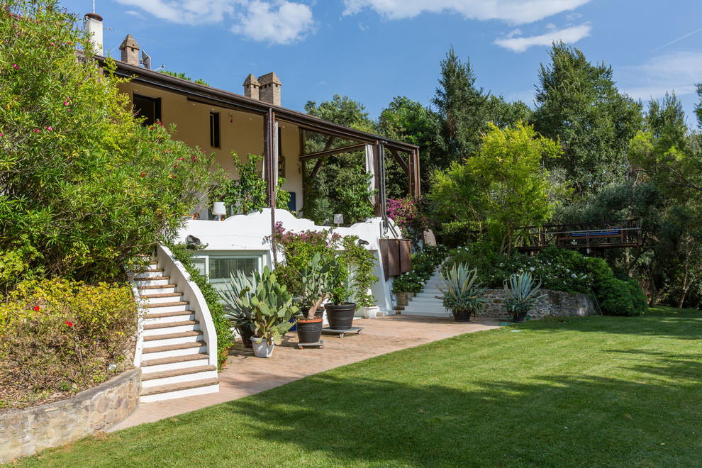 Esempio di un giardino mediterraneo esposto in pieno sole dietro casa con scale