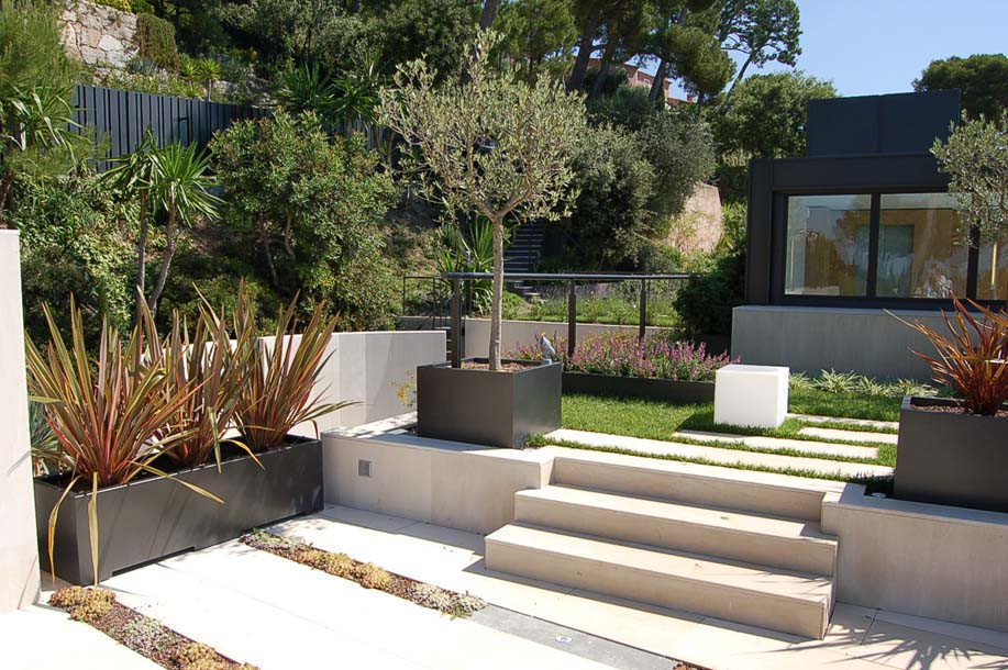 Idées déco pour un grand jardin moderne au printemps avec une exposition ensoleillée et des pavés en pierre naturelle.