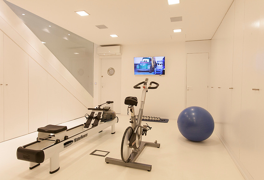 Multifunktionaler, Mittelgroßer Moderner Fitnessraum mit weißer Wandfarbe, Linoleum und weißem Boden in Barcelona