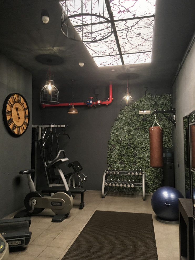 Multifunktionaler, Kleiner Industrial Fitnessraum mit schwarzer Wandfarbe, Keramikboden und grauem Boden in Barcelona