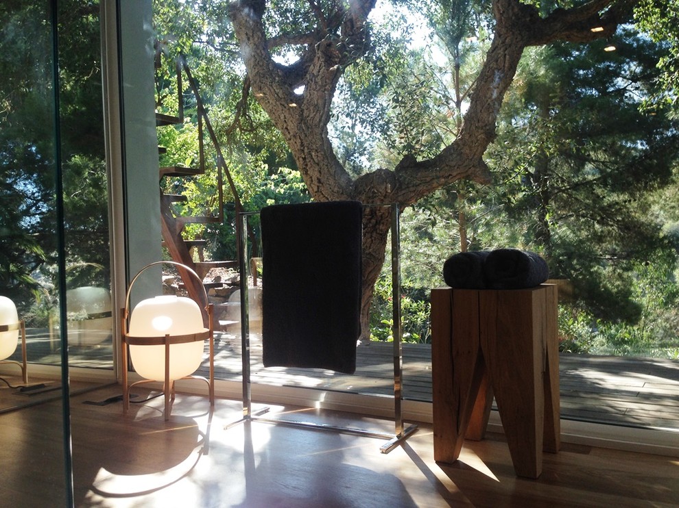 Idéer för att renovera ett mellanstort funkis hemmagym med yogastudio, med mellanmörkt trägolv