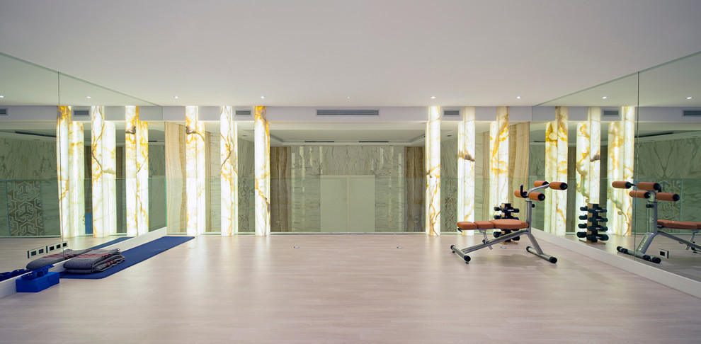 Moderner Fitnessraum mit beiger Wandfarbe, Marmorboden und beigem Boden in Sonstige
