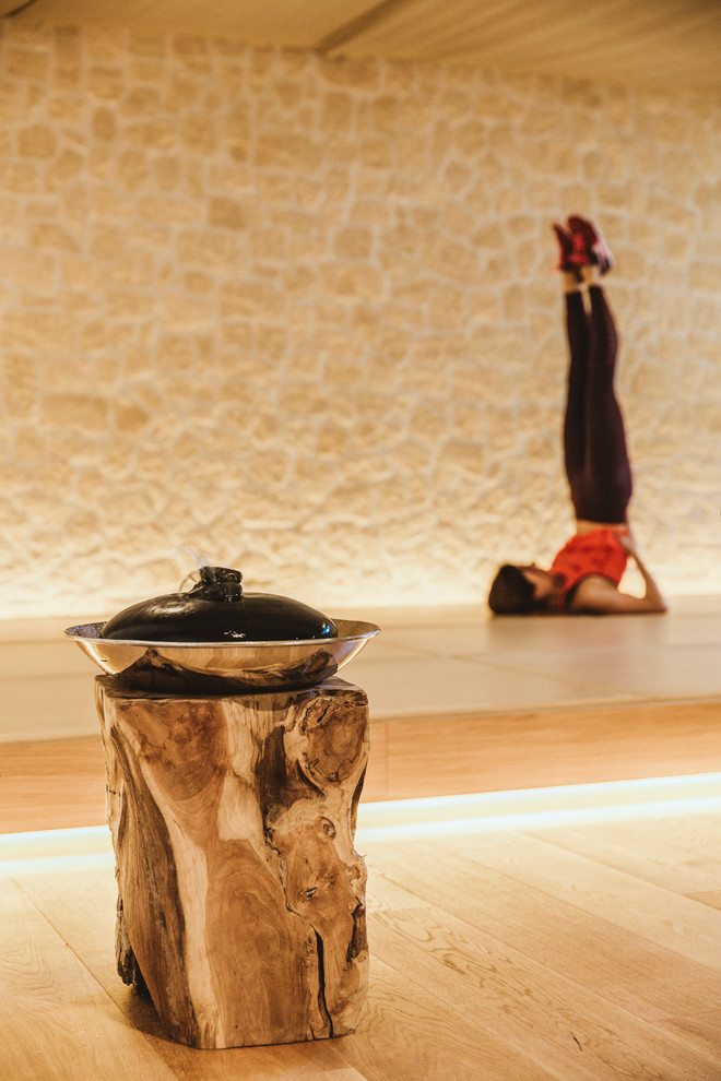 На фото: йога-студия в средиземноморском стиле с светлым паркетным полом с