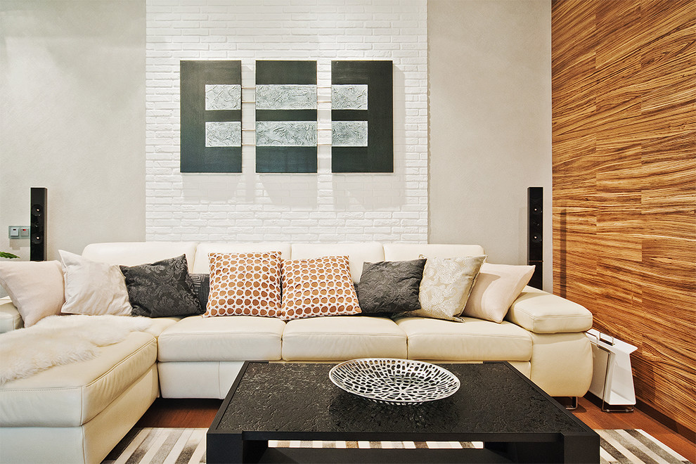 Ejemplo de salón contemporáneo con paredes marrones y suelo de madera en tonos medios